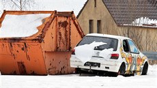 Opuštěný automobil na parkovišti v ulici Dragounská v Chebu. Opuštěný automobil na parkovišti v ulici Dragounská v Chebu.