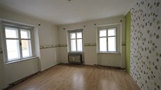 Některé z prázdných bytů na náměstí jsou v relativně dobrém stavu. Nevyhovují... Některé z prázdných bytů na náměstí jsou v relativně dobrém stavu. Nevyhovují...