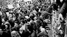 Dav demonstrantů u pražské sochy svatého Václava během revolučních dnů v... Dav demonstrantů u pražské sochy svatého Václava během revolučních dnů v...