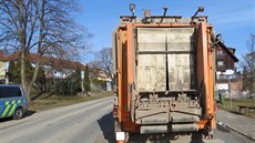 Při couvání přimáčkl řidič popelářského vozu svého kolegu do zděného sloupku... Při couvání přimáčkl řidič popelářského vozu svého kolegu do zděného sloupku...