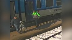 Muž chtěl bundu, mladíkovi hrozil nožem Muž chtěl bundu, mladíkovi hrozil nožem