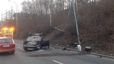 V Průmyslové ulici skončilo auto na střeše. (31. 1. 2019 ) V Průmyslové ulici skončilo auto na střeše. (31. 1. 2019 )
