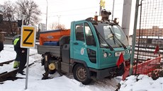 Řidič multikáry při shrnování sněhu v Olomouci zapadl na železničním přejezdu,... Řidič multikáry při shrnování sněhu v Olomouci zapadl na železničním přejezdu,...