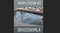 John Legend se na Instagramu pochlubil videem z lekce plavání (2019).