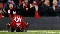 Sadio Mané oslavuje gól Liverpoolu proti Leicesteru.