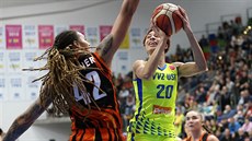 Isabelle Harrisonová (vpravo) z USK Praha útočí kolem Brittney Grinerové z... Isabelle Harrisonová (vpravo) z USK Praha útočí kolem Brittney Grinerové z...