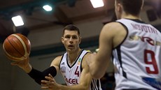 Petr Benda z Nymburka přihrává Filipu Novotnému. Petr Benda z Nymburka přihrává Filipu Novotnému.