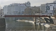 Budování náplavky na levém břehu Radbuzy v centru Plzně zbrzdily dohady o... Budování náplavky na levém břehu Radbuzy v centru Plzně zbrzdily dohady o...