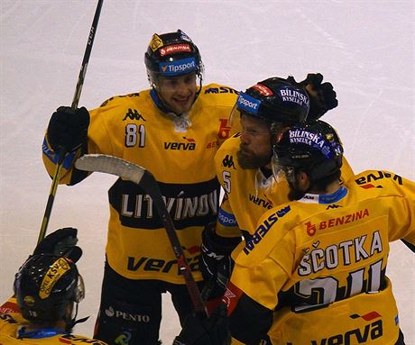Hokejisté Litvínova se radují ze vstelené branky v zápase proti Pardubicím.