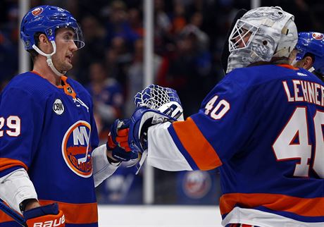 Robin Lehner (vlevo), branká New York Islanders, pijímá gratulace od...