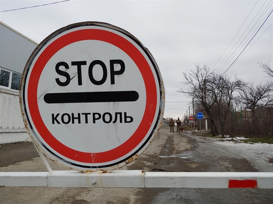 Pechod ve vesnici Hnutove na linii kontaktu mezi Ukrajinou a samozvanou...