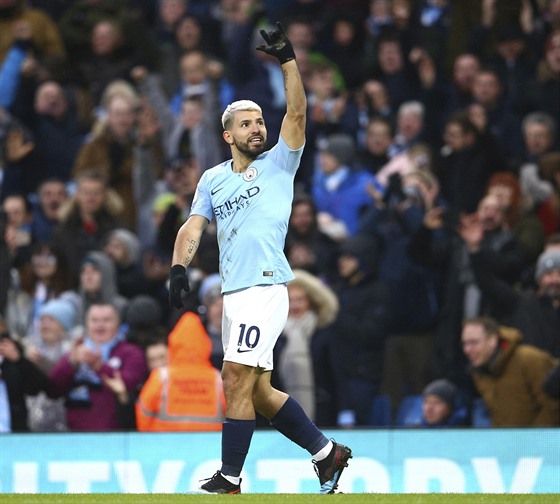 Sergio Agüero z Manchesteru City se raduje ze vstelené branky v zápase proti...