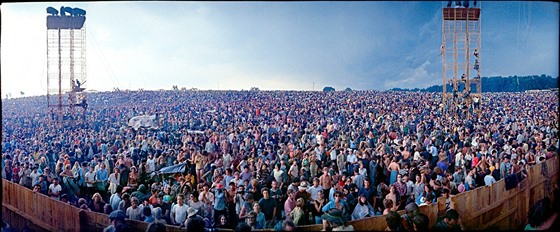 Oslava lásky a míru. Woodstock veel do djin hudby i djin sociálních hnutí.