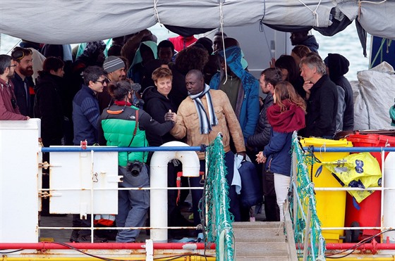 Migranti z lodi Sea-Watch 3 mohli po dvou týdnech opustit palubu a vstoupit na...