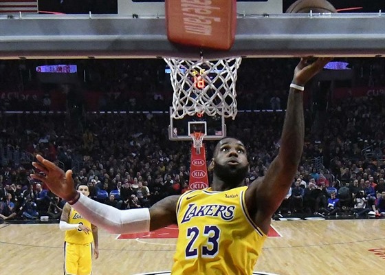 LeBron James z LA Lakers zakonuje na ko LA Clippers.