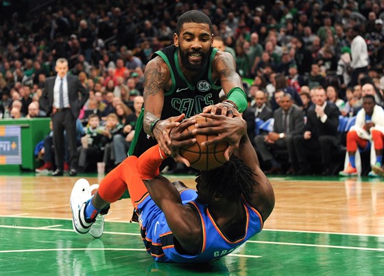 Kyrie Irving (nahoe) z Bostonu a Jerami Grant z Oklahoma City bojují o mí.