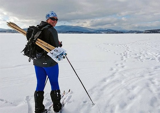 Adéla erná, editelka závodu Lipno Ice Marathon, vytyuje tra na zamrzlém...