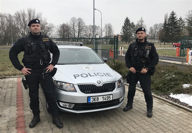 Policisté Vladislav Klime a Petr Krupa (zleva) z obvodního oddlení Karlovy...