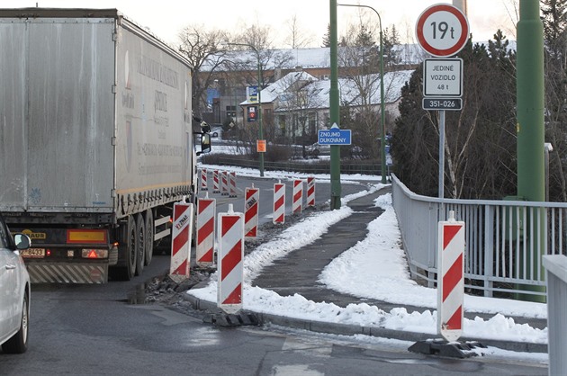 Provoz po mostu v tebíské Hrotovické ulici byl kvli nutnosti jeho odlehení...