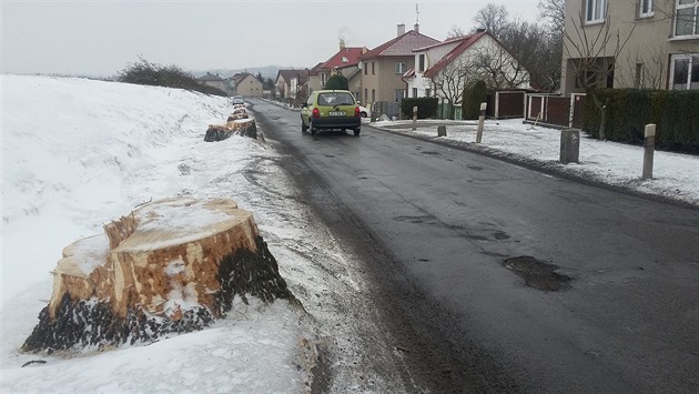 Ve vrchní ásti Mírové ulice zcela chybí chodník. Jít tudy je pro chodce...