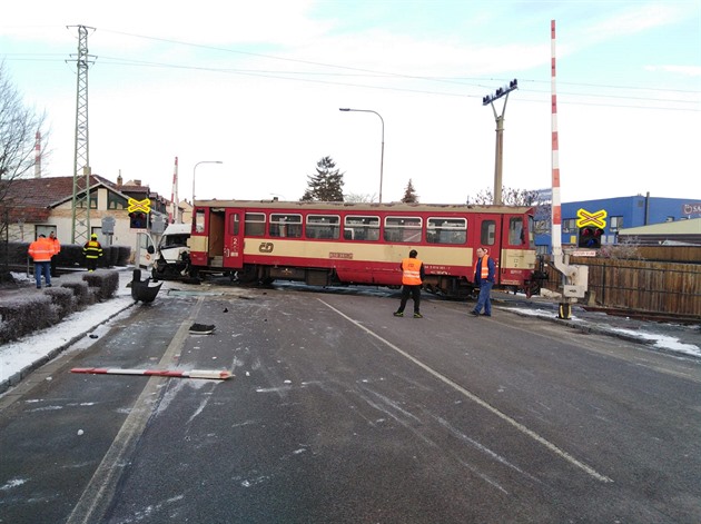 Na elezniním pejezdu v Holicích dolo ke stetu motoráku s dodávkou.