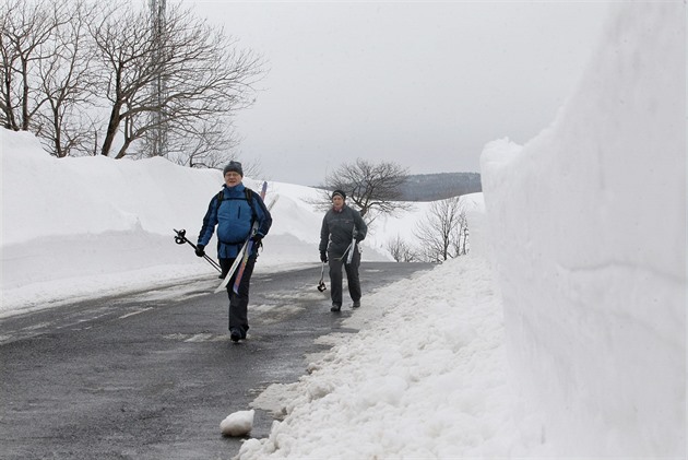 Sníh se drí zejména na horách, snímek je z Moldavy na Teplicku