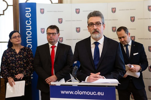 Olomoucký primátor Miroslav bánek (u pultíku) spolen se esti námstky...