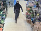 Mu se zbran pepadl supermarket v Praze 10, vzal penze a zmizel