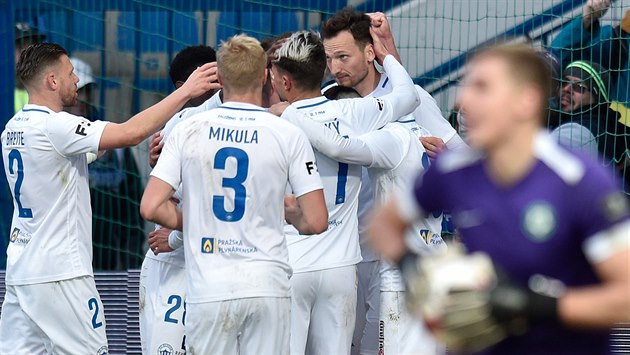 Liberečtí fotbalisté oslavují gól Libora Kozáka (vpravo) v utkání proti... Liberečtí fotbalisté oslavují gól Libora Kozáka (vpravo) v utkání proti...