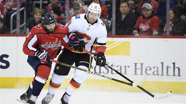 Michal Kempný z Washingtonu a James Neal z Calgary v souboji o puk. Michal Kempný z Washingtonu a James Neal z Calgary v souboji o puk.