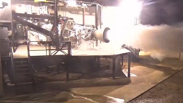 SpaceX otestoval motor kosmické lodi, která poletí k Marsu SpaceX otestoval motor kosmické lodi, která poletí k Marsu