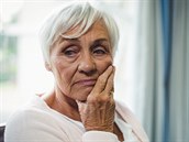 senior babička nemoc smutek zapomínání senior babička nemoc smutek zapomínání