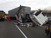 Nehoda dvou kamionů zcela uzavřela dálnici D5 na 103. kilometru. (1. 2. 2019) Nehoda dvou kamionů zcela uzavřela dálnici D5 na 103. kilometru. (1. 2. 2019)
