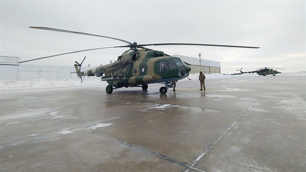 Vceelov dvoumotorov vrtulnk Mil Mi-8 na letiti v Dnipru ped odletem delegace do Mariupolu (29. ledna 2019)