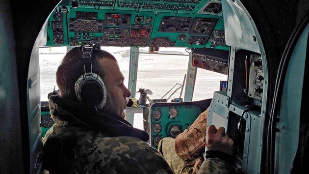 Helikoptra Mil Mi-8 na letiti v Dnipru ped odletem delegace do Mariupolu (29. ledna 2019)