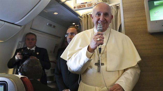 Pape Frantiek v letadle na cest do Spojench arabskch emirt. (3. nora 2019)