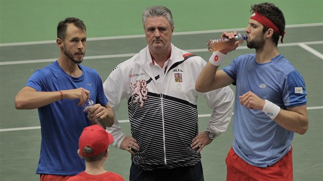 Ji Vesel (vpravo) a Luk Rosol (vlevo) dostvaj bhem tyhry v utkn Davis Cupu s Nizozemskem pokyny od kapitna tmu Jaroslava Navrtila.