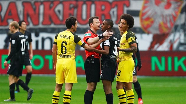 Gelson Fernandes z Frankfurtu (v ernm) se dohaduje s rozhodm Felixem Zwayerem bhem zpasu proti Dortmundu.