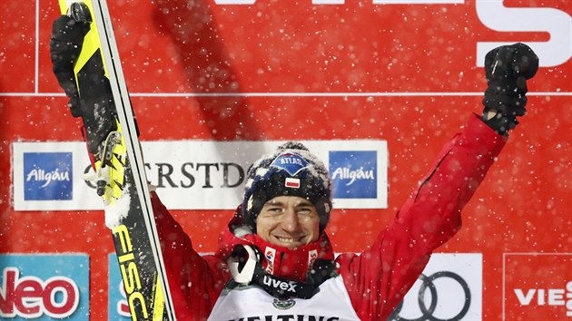 Kamil Stoch z Polska se raduje po triumfu v zvod Svtovho pohru v letech na lych v Oberstdorfu.