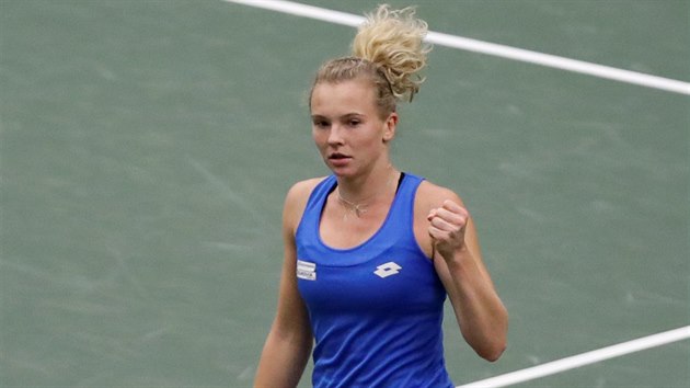 Kateina Siniakov se povzbuzuje v utkn Fed Cupu proti Rumunsku.