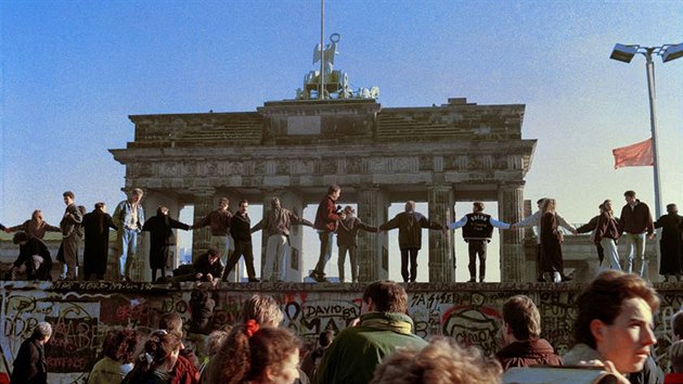 Zatkem listopadu 1989 se otevely steen hranice mezi vchodnm a Zpadnm Berlnem. Ze padla.