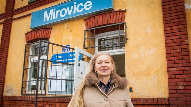 Lenka Vlkov si pronajala prostor na ndra v Mirovicch na Psecku, aby tam zdila malou knihovniku.