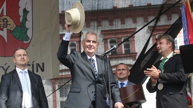 Prezident Milo Zeman navtvil Nov Jin v z 2017. Na Masarykov nmst se pochlubil kloboukem z mstnho Tonaku. Vpravo tehdej novojinsk starosta Jaroslav Dvok (SSD).
