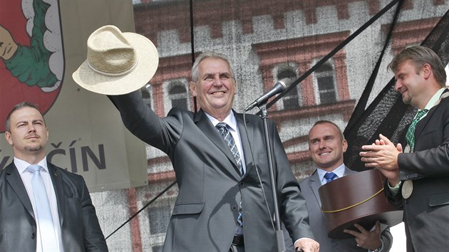 Prezident Milo Zeman navtvil Nov Jin v z 2017. Na Masarykov nmst se pochlubil kloboukem z mstnho Tonaku. Vpravo tehdej novojinsk starosta Jaroslav Dvok (SSD).