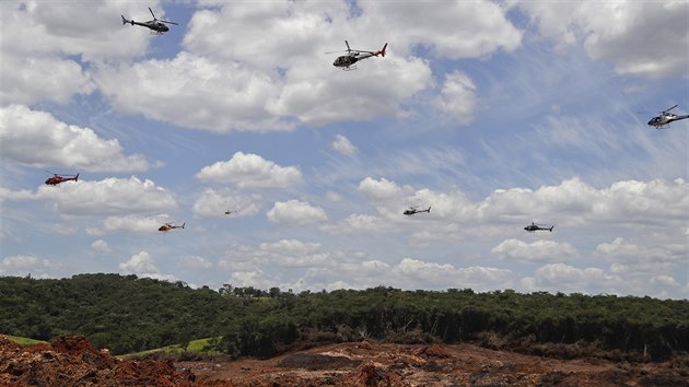 Piloti helikoptér se práv chystají vysypat tisíce okvtních lístk nad dolem...