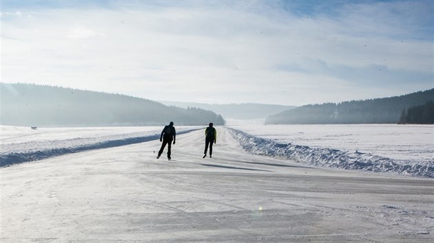 Na zamrzl Lipno vyrej bruslai, pro kter obce upravuj drhy.