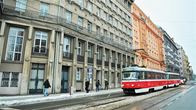 V tchto mstech ped domem slo 14 v brnnsk Nerudov ulici zastelili odboji Alois Bauer a Vladimr Blaka 7. nora 1945 esesckho dstojnka a etnho Augusta Glzera.