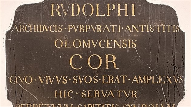 Deska ve stn krypty dmu sv. Vclava v Olomouci, kter kryje msto, kde je uloen srdce arcibiskupa Rudolfa Jana. Latinsk npis prav, e arcibiskupovo srdce je tu uchovno jako trval symbol lsky.