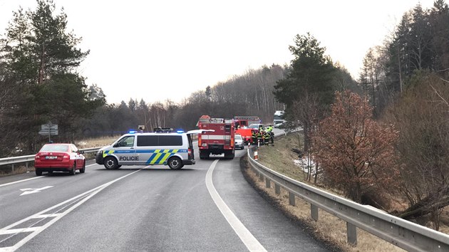 Vn dopravn nehoda se stala u Kostelce nad ernmi lesy. idika s autem narazila do stromu (1.2.2019)