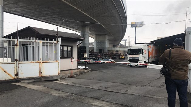 Policist v Praze 10 zadreli dva cizince, kte pijeli v nkladovm prostoru kamionu. Zjiuj, zda se jedn o bence. (6.2.2019)